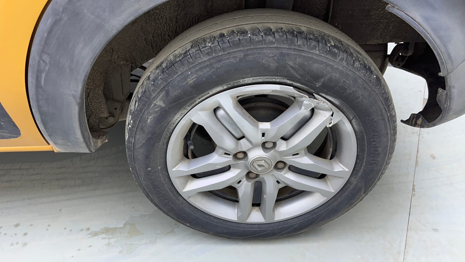 Used 2023 Renault Triber RXZ EASY-R AMT Petrol Automatic tyres LEFT REAR TYRE RIM VIEW