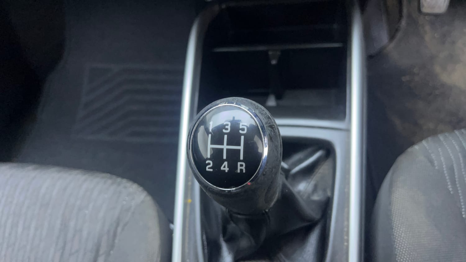 Used 2017 Maruti Suzuki Baleno Delta 1.2 Petrol Manual interior GEAR  KNOB VIEW