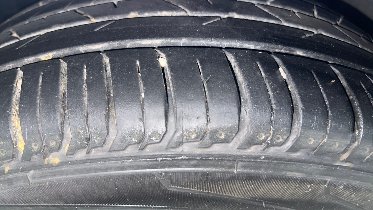 Used 2023 Hyundai New i20 Asta (O) 1.0 Turbo DCT Petrol Automatic tyres LEFT FRONT TYRE TREAD VIEW