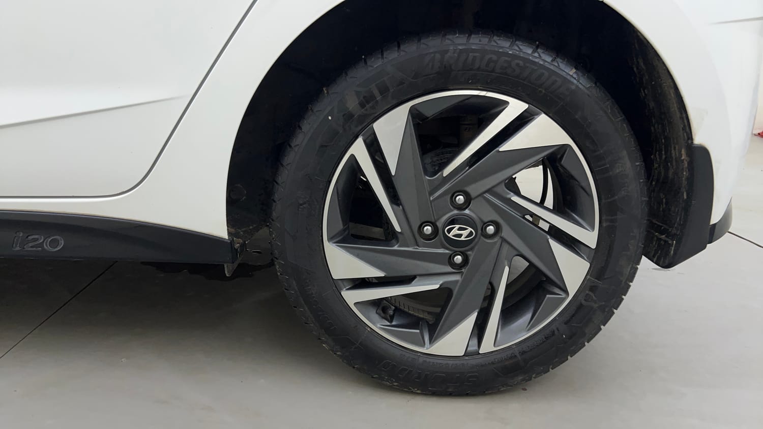 Used 2023 Hyundai New i20 Asta (O) 1.0 Turbo DCT Petrol Automatic tyres LEFT REAR TYRE RIM VIEW
