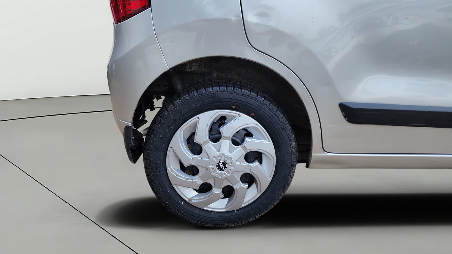 Used 2017 Maruti Suzuki Wagon R VXI Petrol Manual tyres RIGHT REAR TYRE RIM VIEW