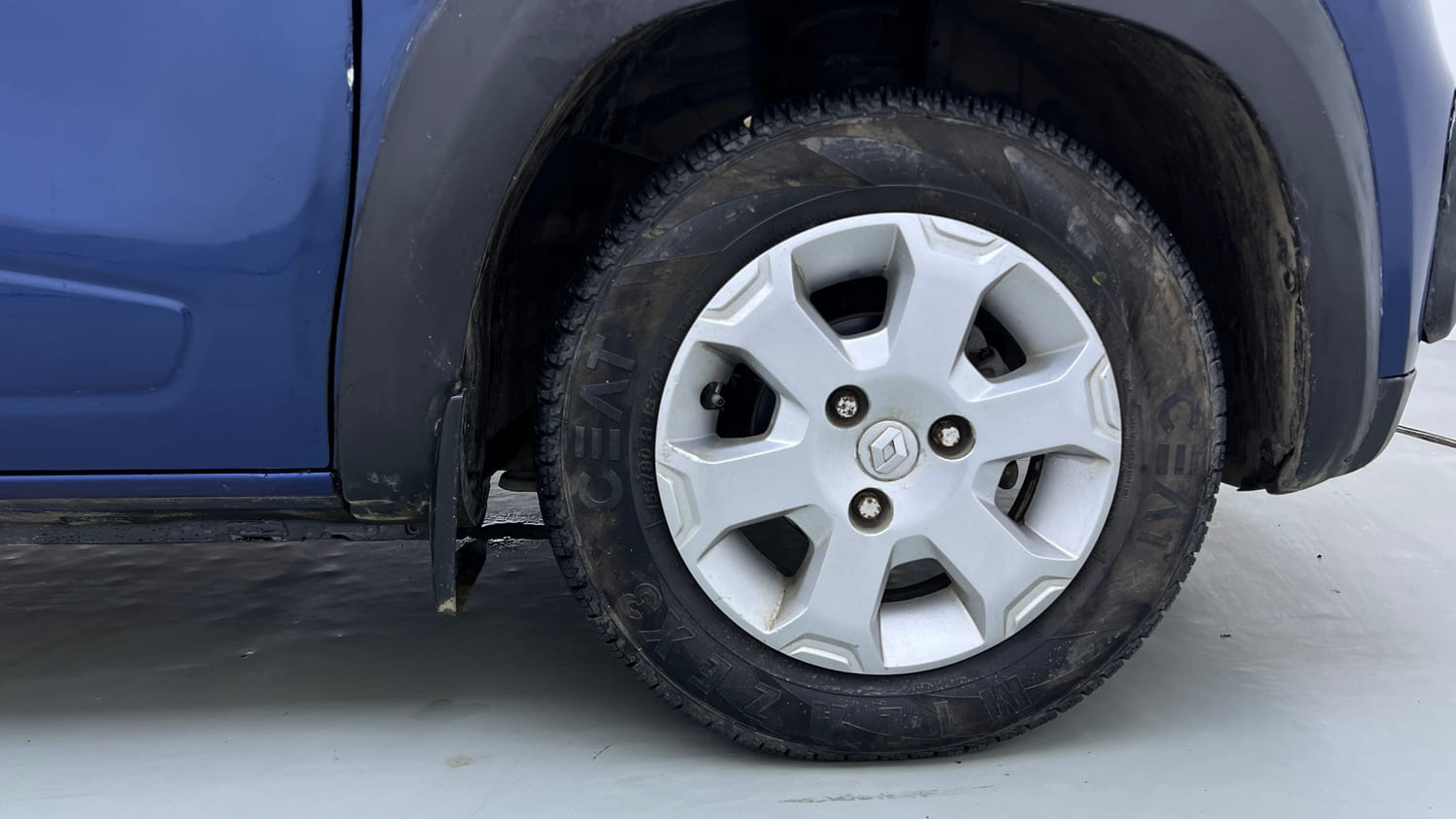 Used 2019 Renault Kwid CLIMBER 1.0 AMT Petrol Automatic tyres RIGHT FRONT TYRE RIM VIEW