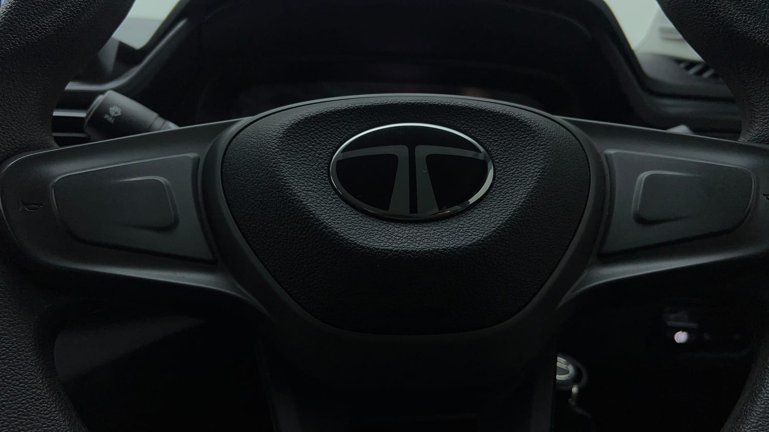 Used 2025 Tata Punch Pure MT Petrol Manual top_features Airbags