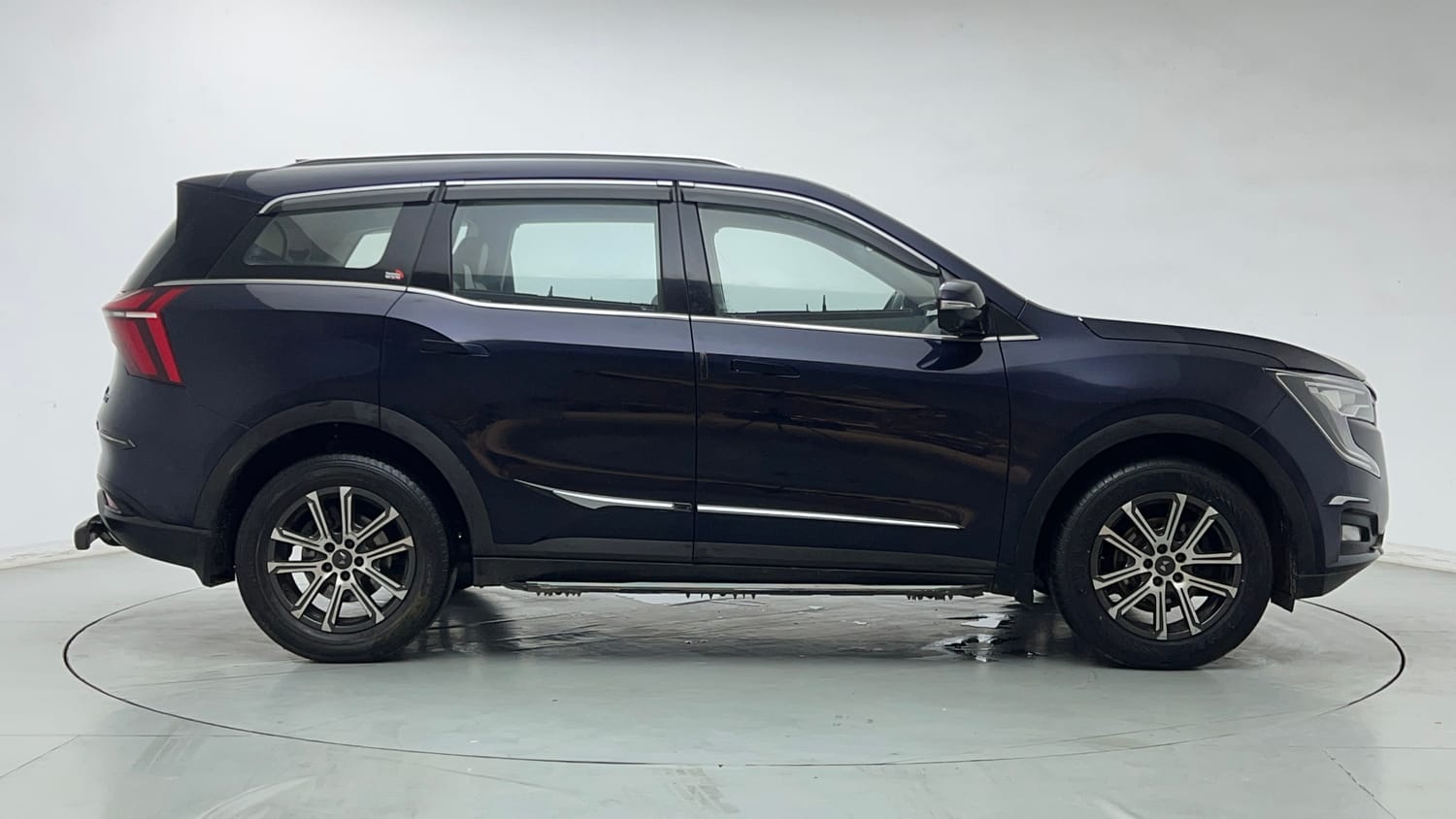 Used 2022 Mahindra XUV700 AX 7 Petrol AT Luxury Pack 7 STR Petrol Automatic exterior RIGHT SIDE VIEW