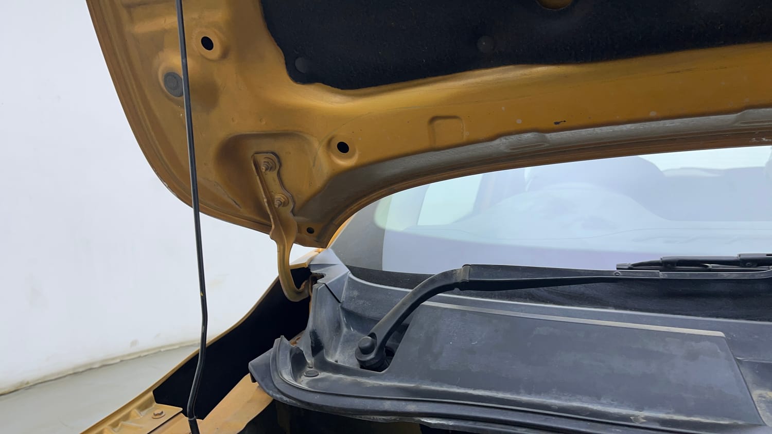 Used 2023 Renault Triber RXZ EASY-R AMT Petrol Automatic engine ENGINE RIGHT SIDE HINGE & APRON VIEW