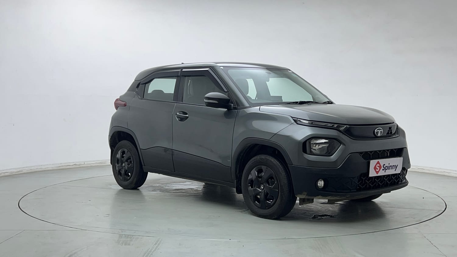 Used 2025 Tata Punch Pure MT Petrol Manual exterior RIGHT FRONT CORNER VIEW