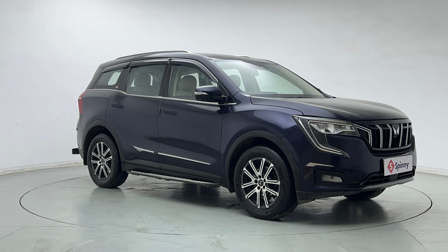 Used 2022 Mahindra XUV700 AX 7 Petrol AT Luxury Pack 7 STR Petrol Automatic exterior RIGHT FRONT CORNER VIEW