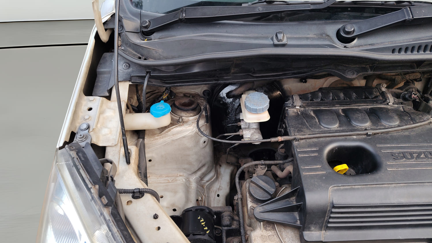 Used 2017 Maruti Suzuki Wagon R VXI Petrol Manual engine ENGINE RIGHT SIDE HINGE & APRON VIEW