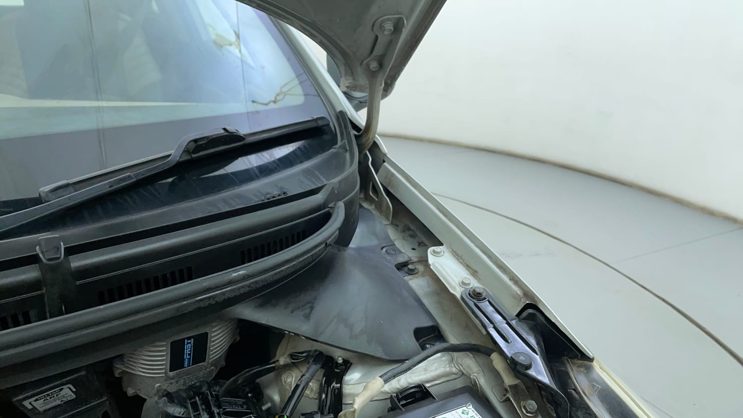 Used 2019 Hyundai Elite i20 Magna Plus 1.2 + CNG (Outside Fitted) Cng Manual engine ENGINE LEFT SIDE HINGE & APRON VIEW