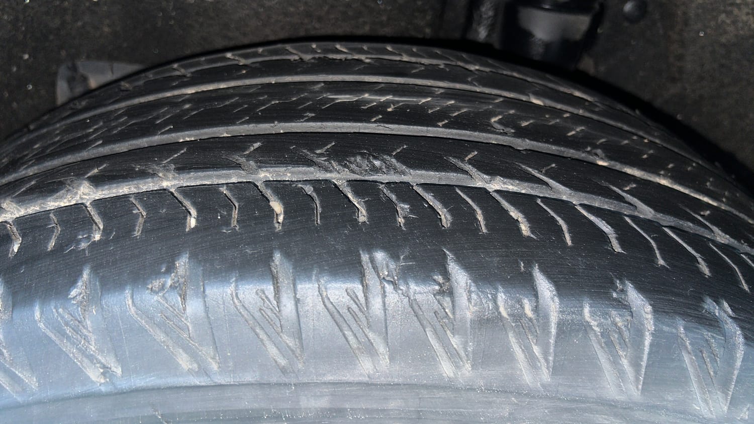 Used 2022 Mahindra XUV700 AX 7 Petrol AT Luxury Pack 7 STR Petrol Automatic tyres LEFT REAR TYRE TREAD VIEW