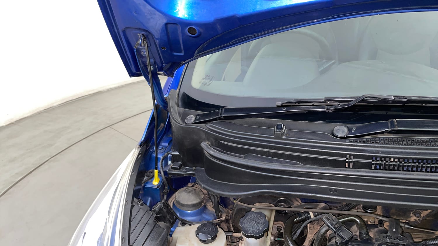 Used 2013 Hyundai Eon Era + Petrol Manual engine ENGINE RIGHT SIDE HINGE & APRON VIEW