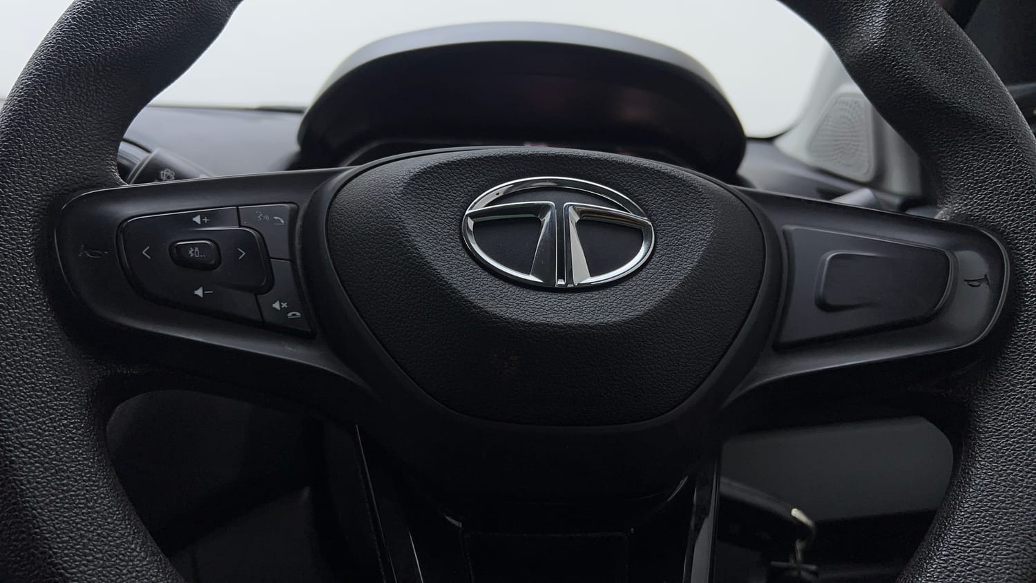 Used 2020 Tata Tiago XZA Plus Petrol Automatic top_features Airbags