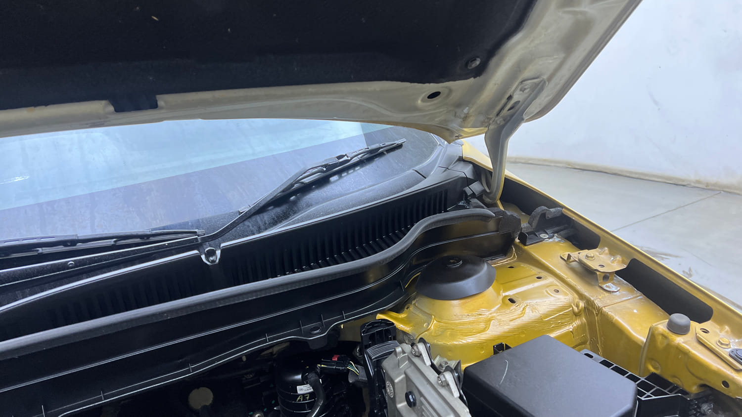 Used 2017 Maruti Suzuki Vitara Brezza [2016-2020] ZDi Plus Diesel Manual engine ENGINE LEFT SIDE HINGE & APRON VIEW