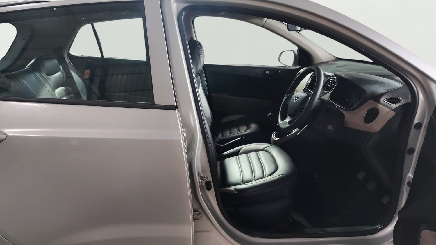Used 2018 Hyundai Grand i10 Magna U2 1.2 CRDi Diesel Manual interior RIGHT SIDE FRONT DOOR CABIN VIEW