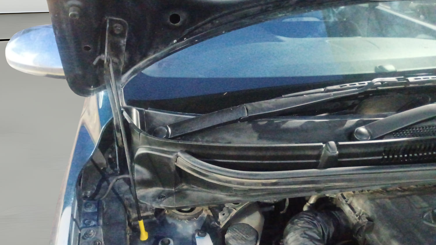 Used 2021 Hyundai Grand i10 Nios Sportz 1.2 Kappa VTVT Petrol Manual engine ENGINE RIGHT SIDE HINGE & APRON VIEW