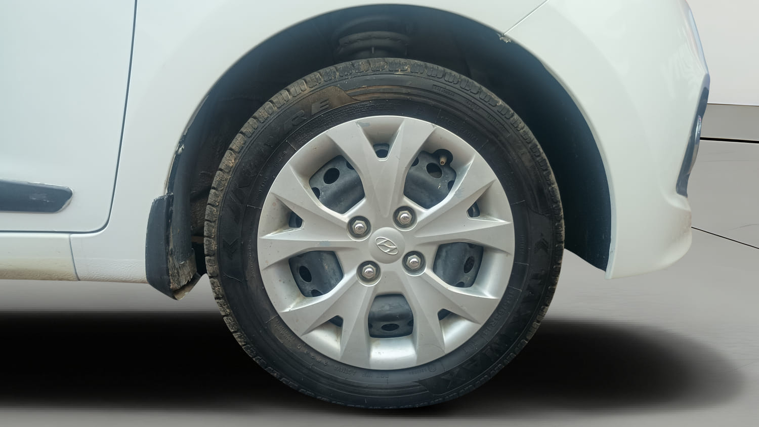 Used 2016 Hyundai Grand i10 Sportz 1.2 Kappa VTVT Petrol Manual tyres RIGHT FRONT TYRE RIM VIEW