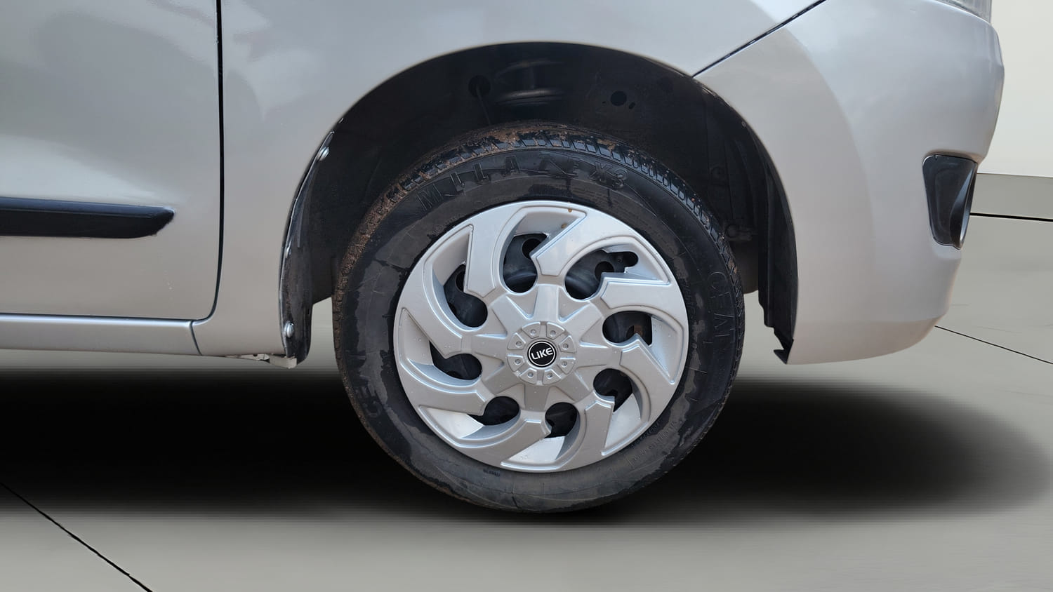 Used 2017 Maruti Suzuki Wagon R VXI Petrol Manual tyres RIGHT FRONT TYRE RIM VIEW