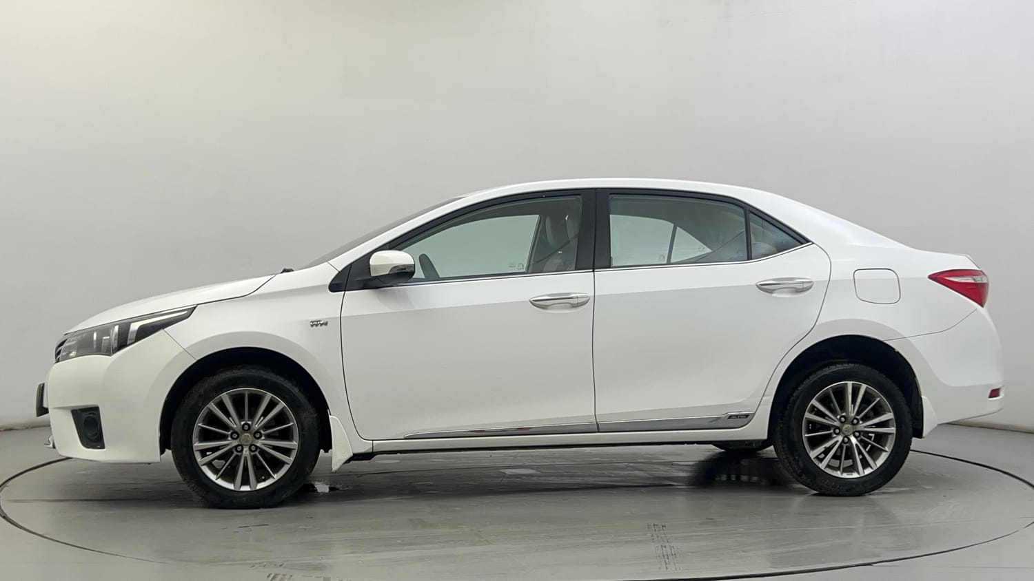 Used 2015 Toyota Corolla Altis VL AT Petrol Petrol Automatic exterior LEFT SIDE VIEW