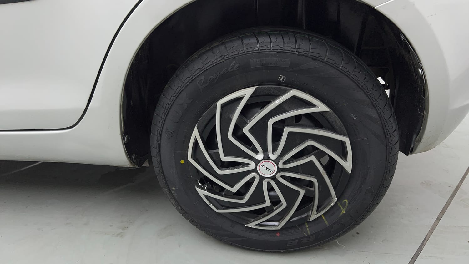 Used 2016 Maruti Suzuki Swift VXI (O) Petrol Manual tyres LEFT REAR TYRE RIM VIEW