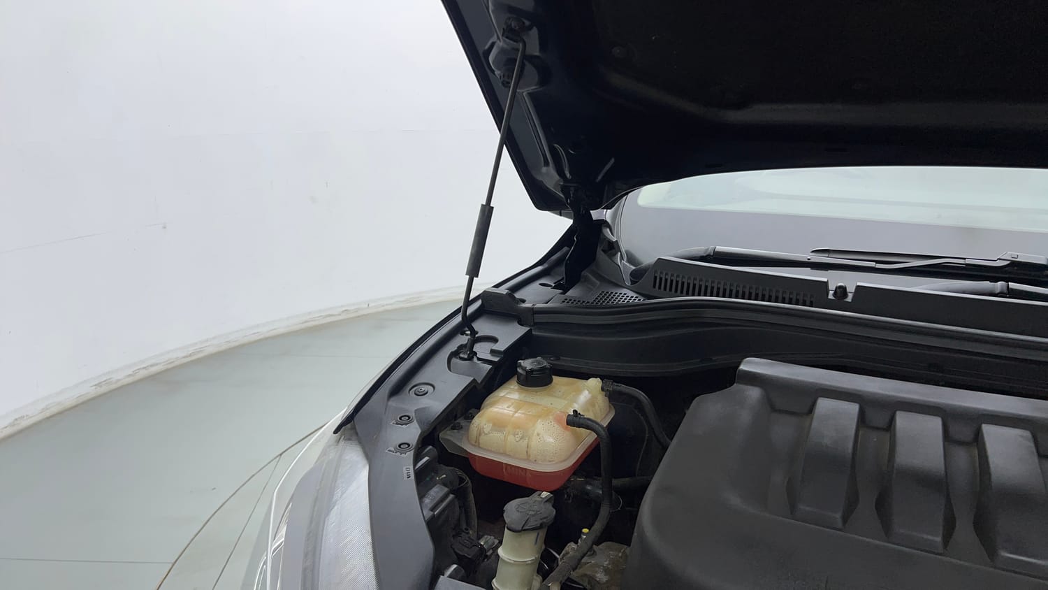 Used 2022 Mahindra XUV700 AX 7 Petrol AT Luxury Pack 7 STR Petrol Automatic engine ENGINE RIGHT SIDE HINGE & APRON VIEW