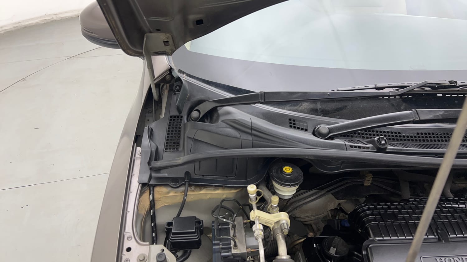 Used 2015 Honda City VX CVT Petrol Automatic engine ENGINE RIGHT SIDE HINGE & APRON VIEW