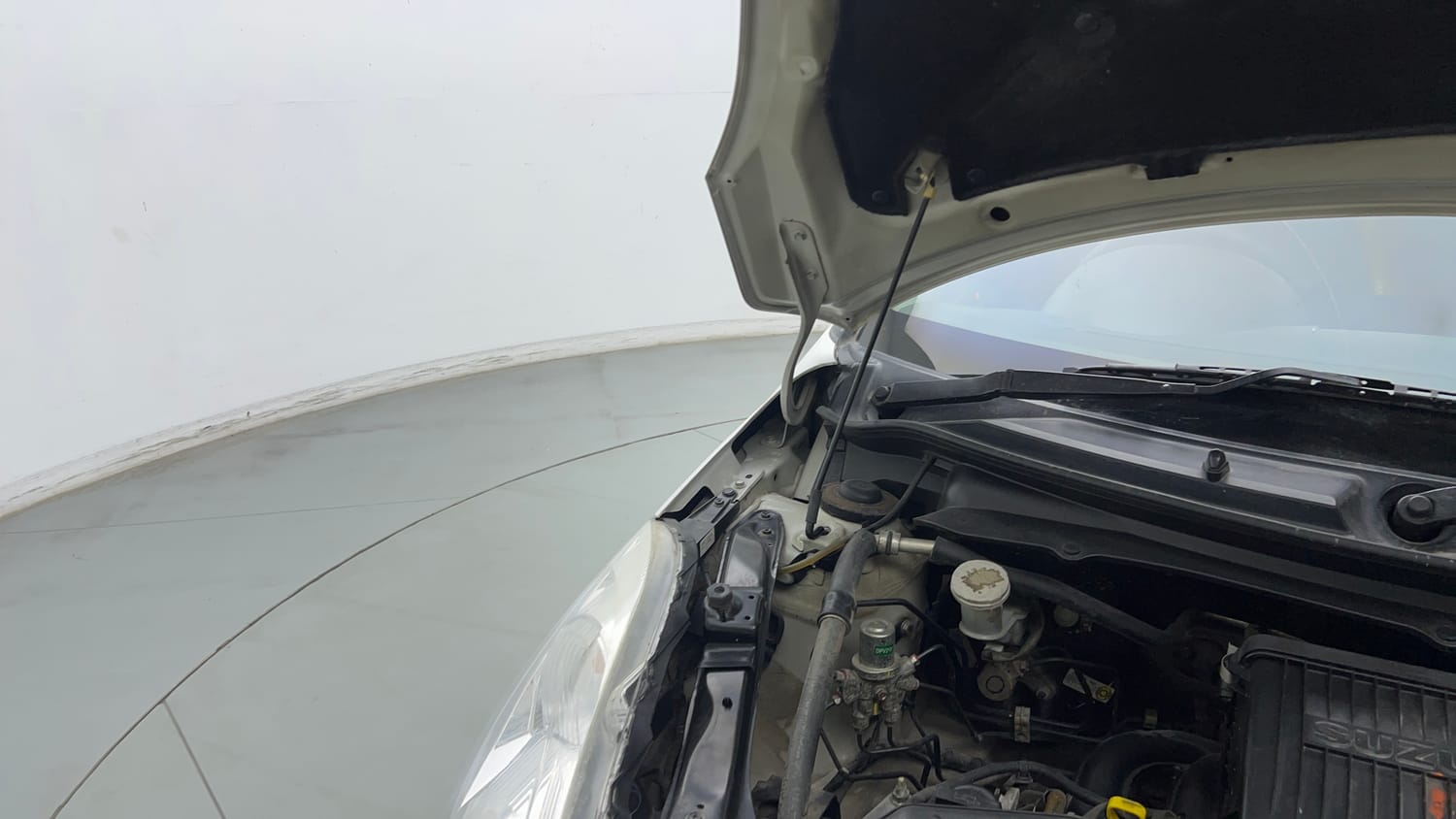 Used 2015 Maruti Suzuki Swift VXi Petrol Manual engine ENGINE RIGHT SIDE HINGE & APRON VIEW