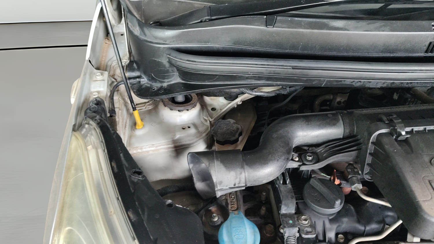 Used 2018 Hyundai Grand i10 Magna U2 1.2 CRDi Diesel Manual engine ENGINE RIGHT SIDE HINGE & APRON VIEW