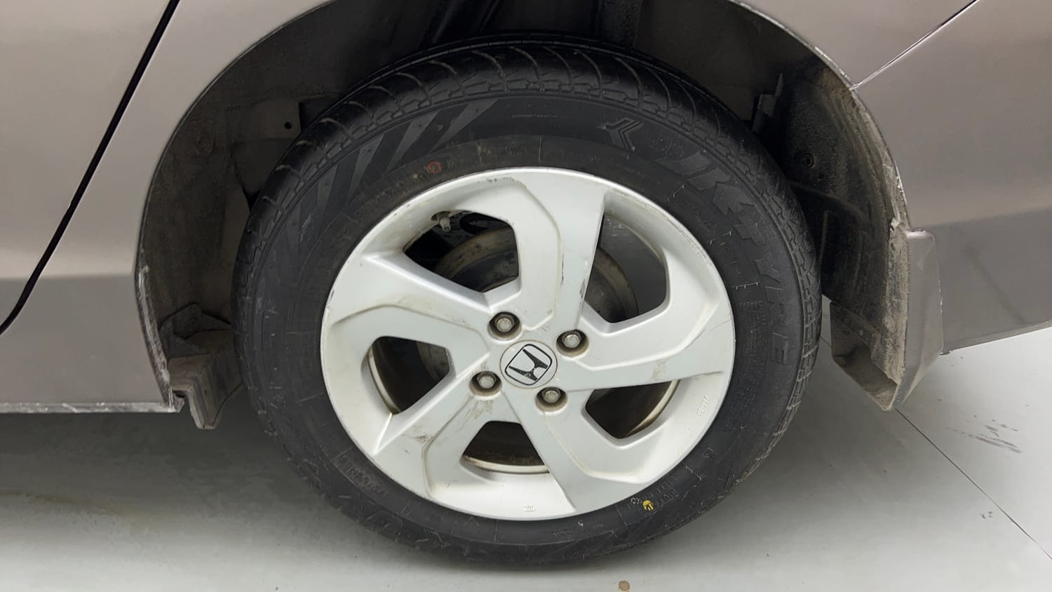 Used 2015 Honda City VX CVT Petrol Automatic tyres LEFT REAR TYRE RIM VIEW