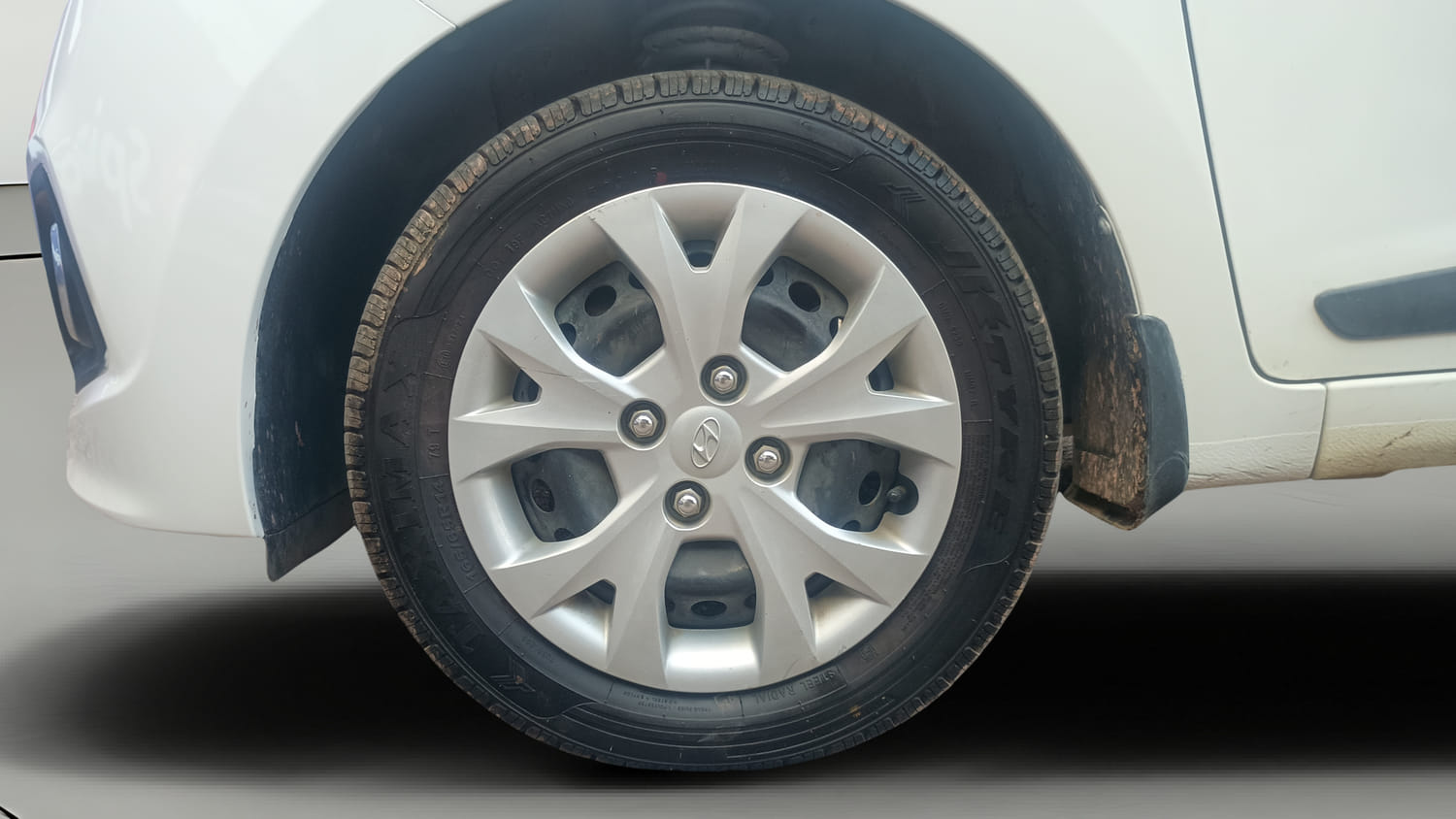 Used 2016 Hyundai Grand i10 Sportz 1.2 Kappa VTVT Petrol Manual tyres LEFT FRONT TYRE RIM VIEW
