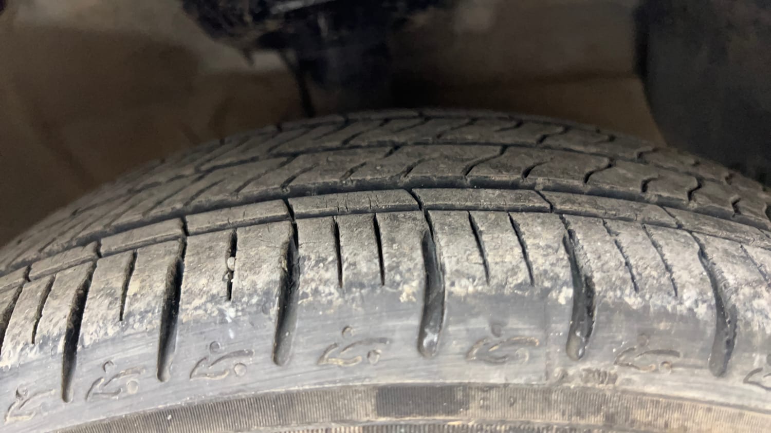 Used 2023 Hyundai Aura SX 1.2 CNG Cng Manual tyres RIGHT FRONT TYRE TREAD VIEW