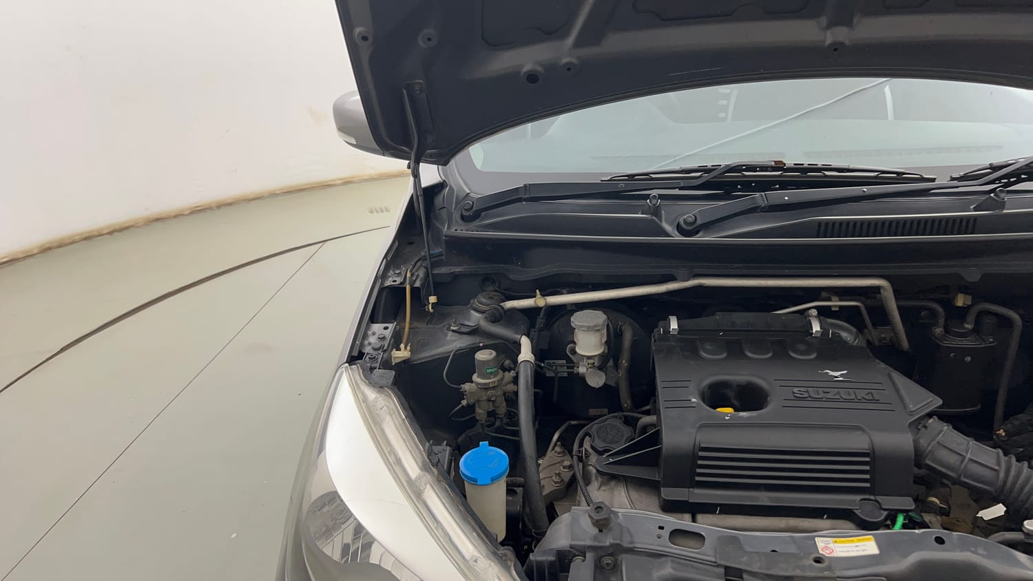 Used 2014 Maruti Suzuki Celerio LXi Petrol Manual engine ENGINE RIGHT SIDE HINGE & APRON VIEW