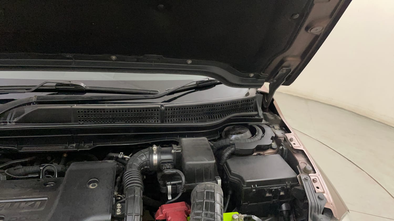 Used 2016 Maruti Suzuki S-Cross Zeta 1.3 Diesel Manual engine ENGINE LEFT SIDE HINGE & APRON VIEW