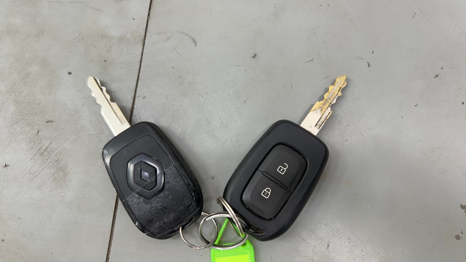 Used 2022 Renault Kwid CLIMBER 1.0 AMT (O) Dual Tone Petrol Automatic extra CAR KEY VIEW