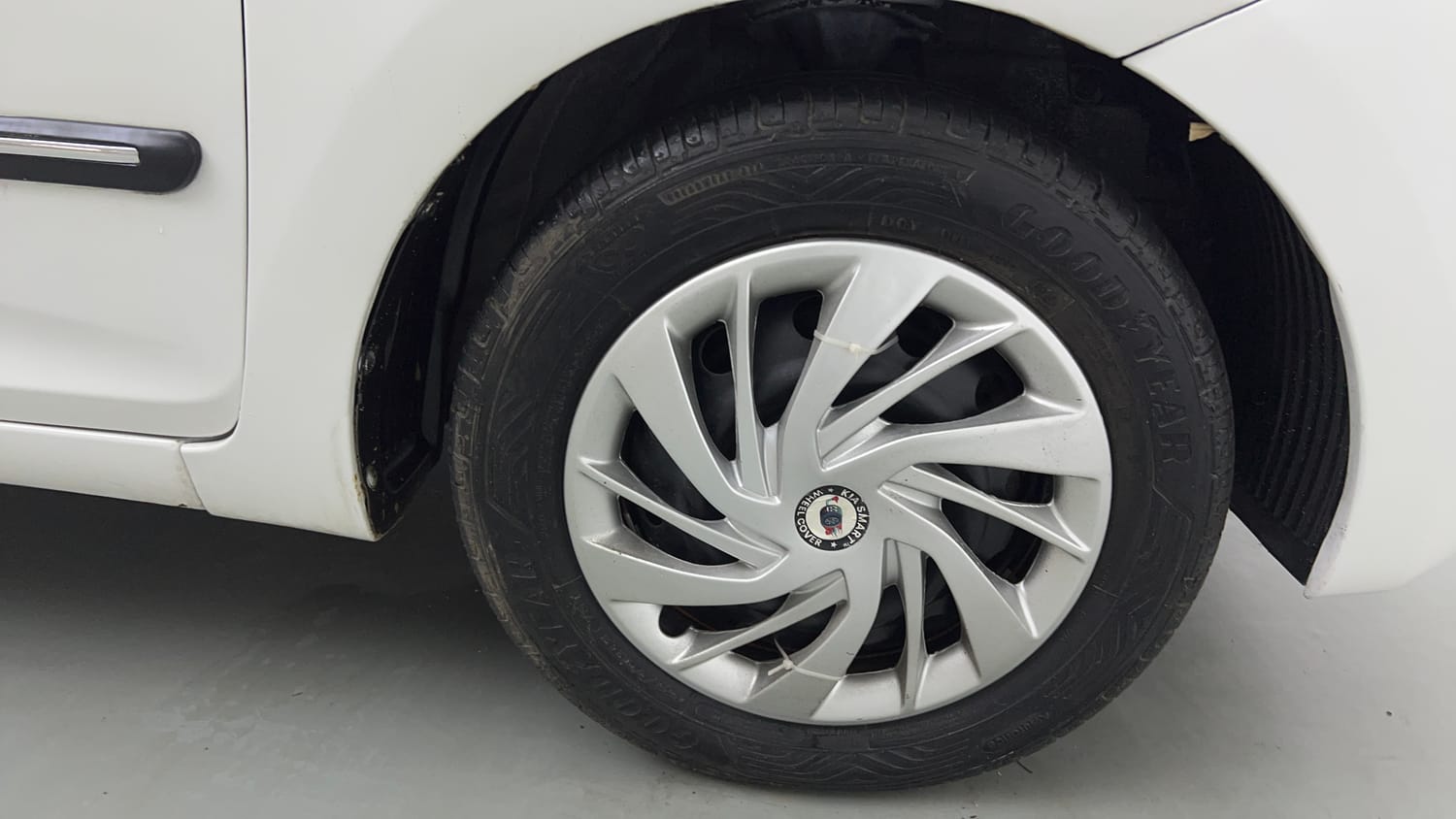 Used 2017 Hyundai Eon Magna + Petrol Manual tyres RIGHT FRONT TYRE RIM VIEW