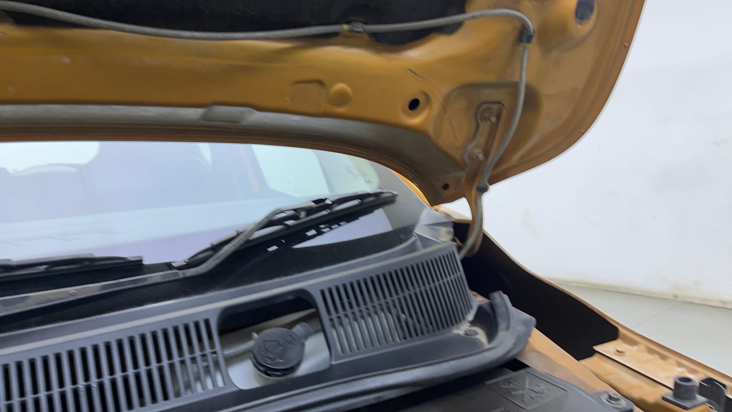 Used 2023 Renault Triber RXZ EASY-R AMT Petrol Automatic engine ENGINE LEFT SIDE HINGE & APRON VIEW