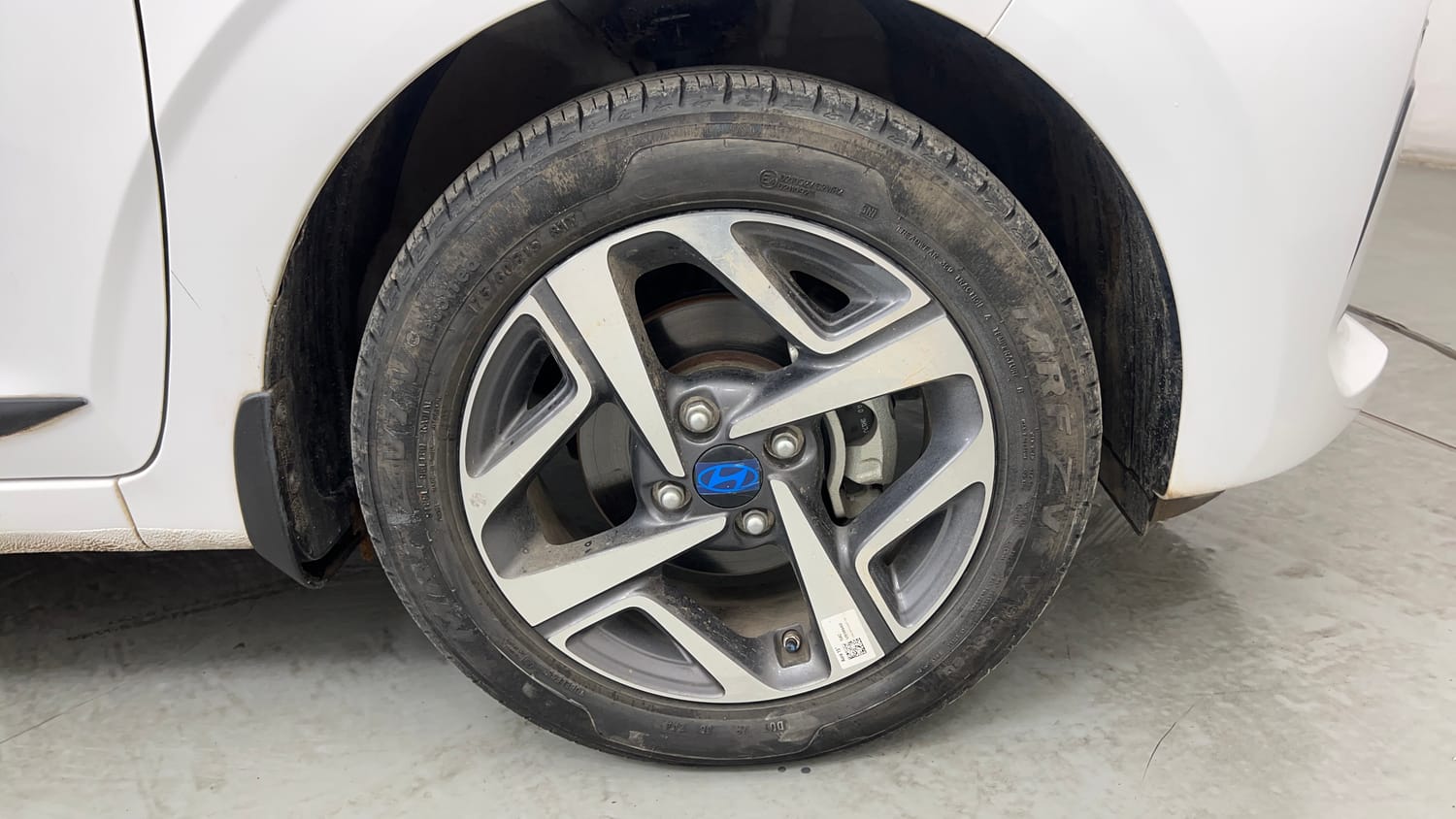 Used 2023 Hyundai Aura SX 1.2 CNG Cng Manual tyres RIGHT FRONT TYRE RIM VIEW