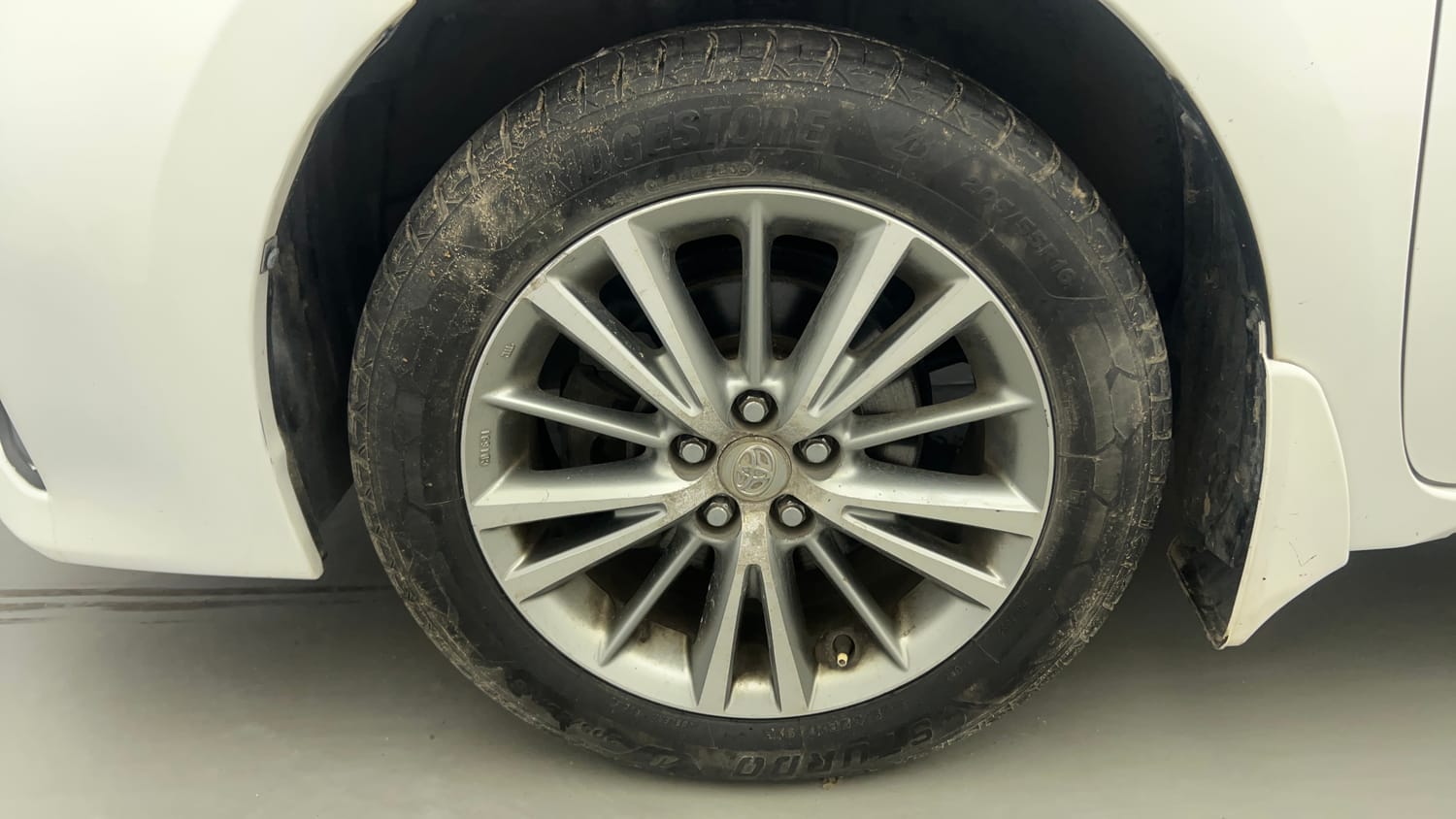 Used 2015 Toyota Corolla Altis VL AT Petrol Petrol Automatic tyres LEFT FRONT TYRE RIM VIEW