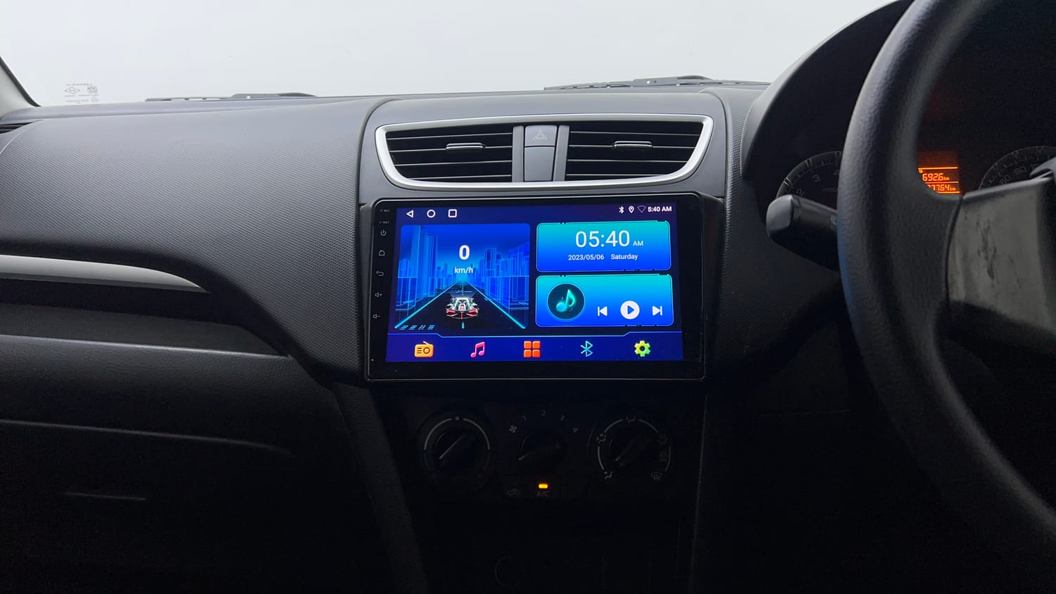 Used 2015 Maruti Suzuki Swift VXi Petrol Manual top_features Integrated (in-dash) music system