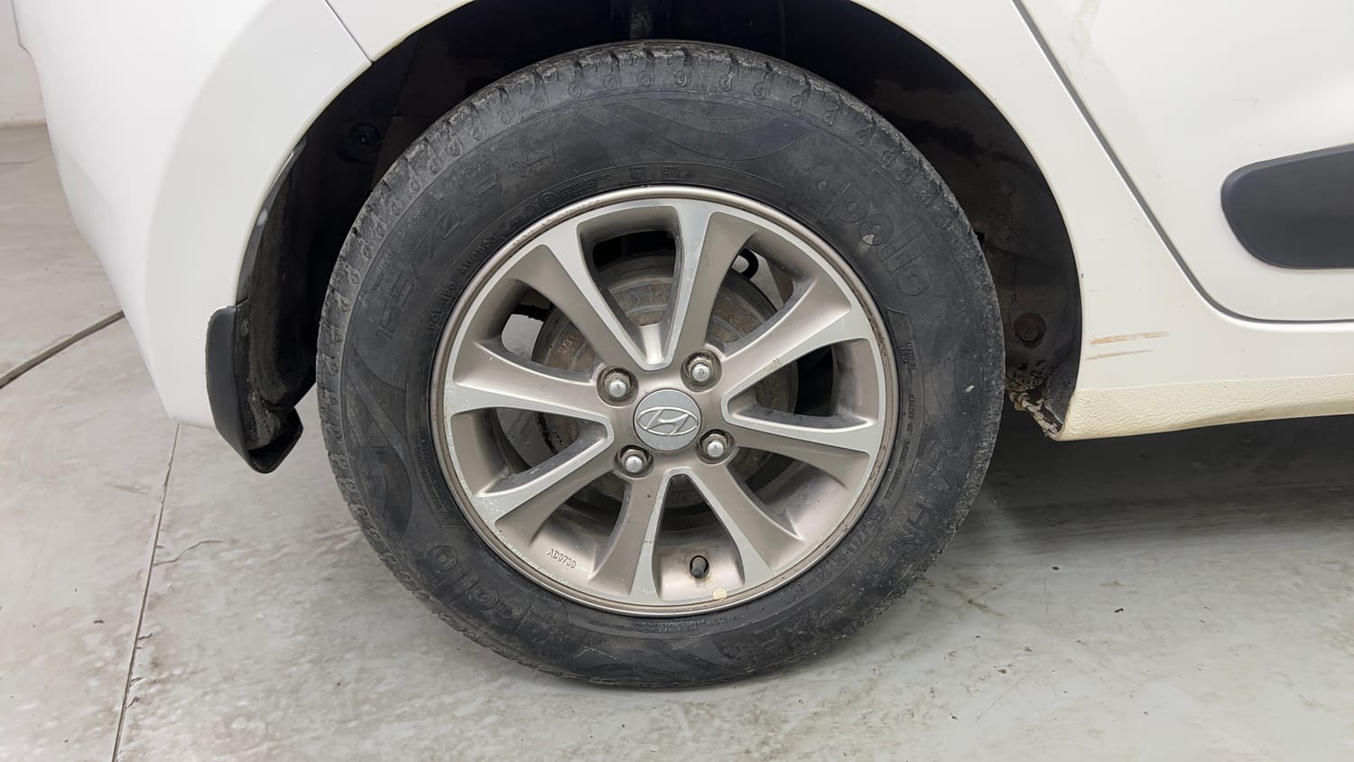 Used 2016 Hyundai Grand i10 Asta AT 1.2 Kappa VTVT (O) Petrol Automatic tyres RIGHT REAR TYRE RIM VIEW