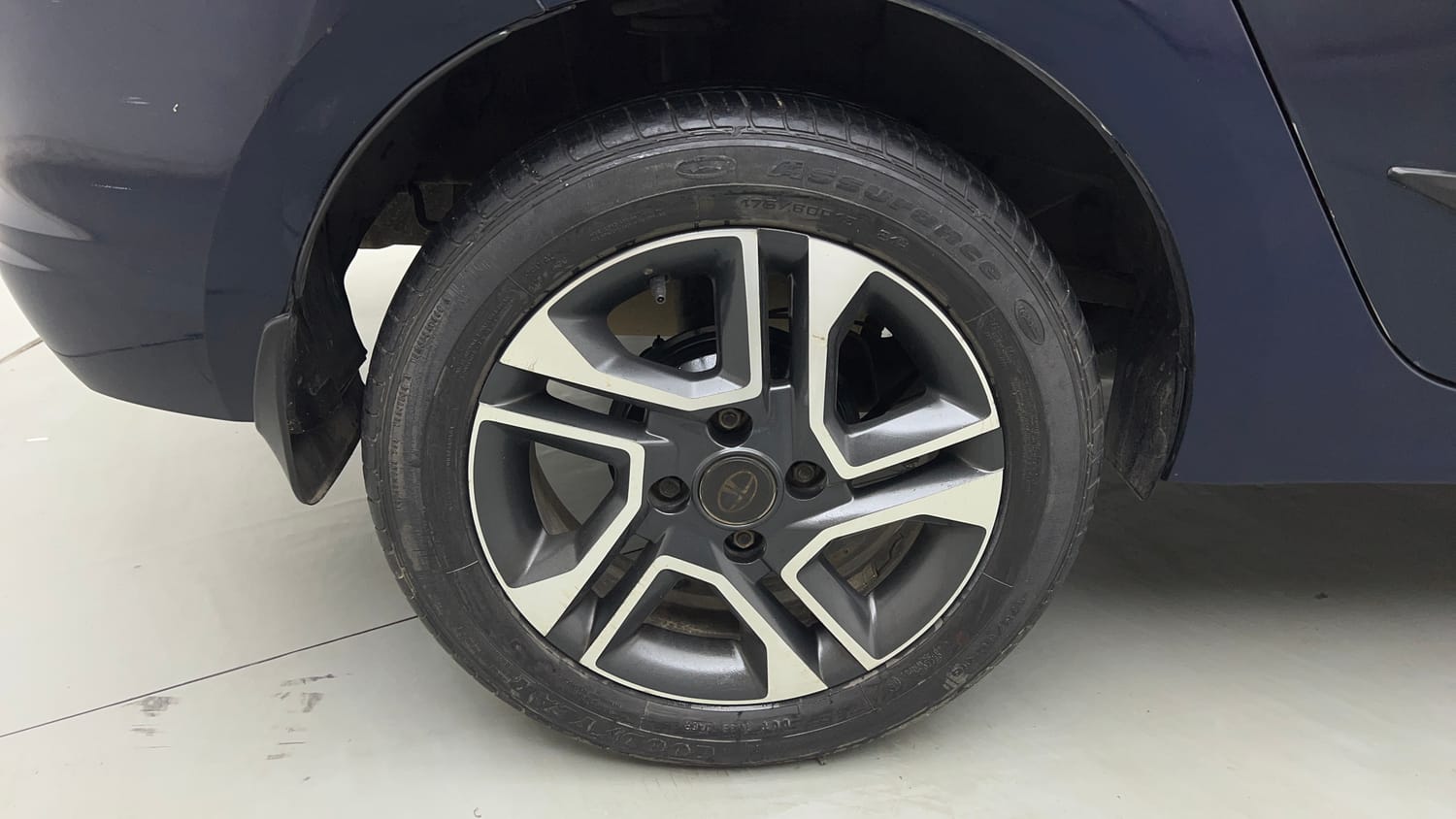 Used 2021 Tata Tigor XZ Plus Petrol Manual tyres RIGHT REAR TYRE RIM VIEW