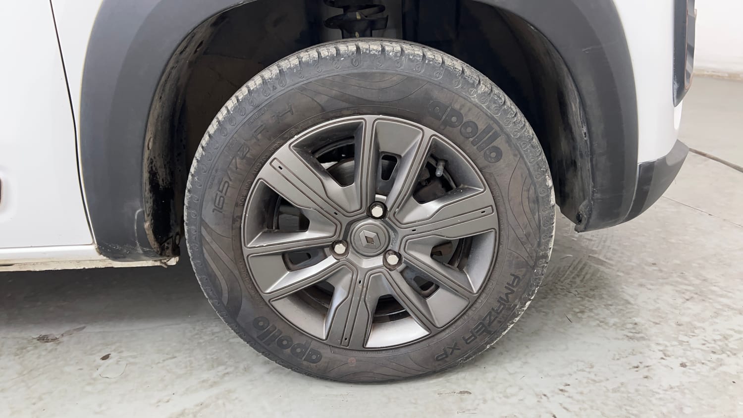 Used 2022 Renault Kwid CLIMBER 1.0 AMT (O) Dual Tone Petrol Automatic tyres RIGHT FRONT TYRE RIM VIEW