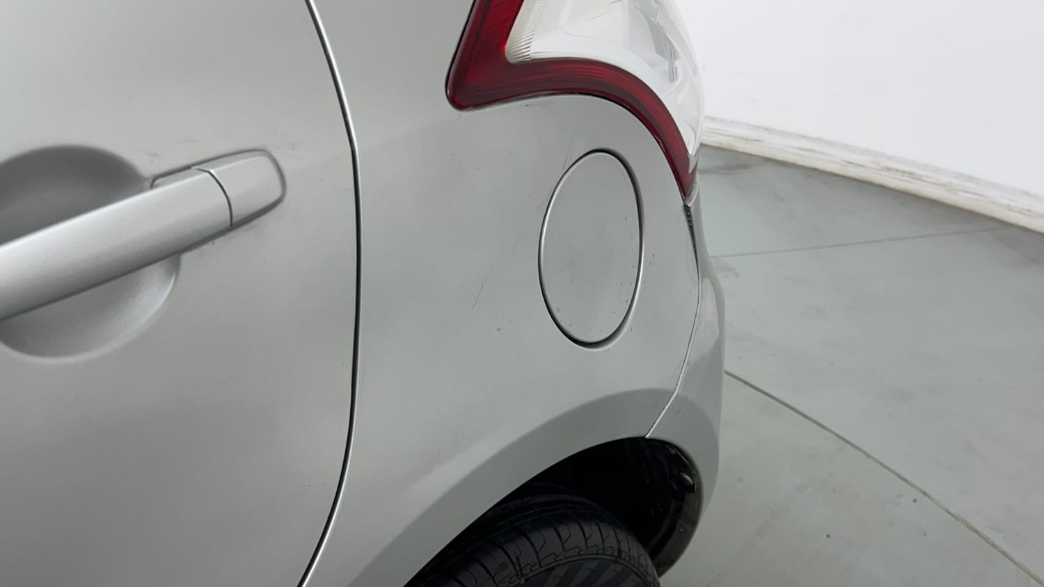 Used 2016 Maruti Suzuki Swift VXI (O) Petrol Manual dents MINOR SCRATCH