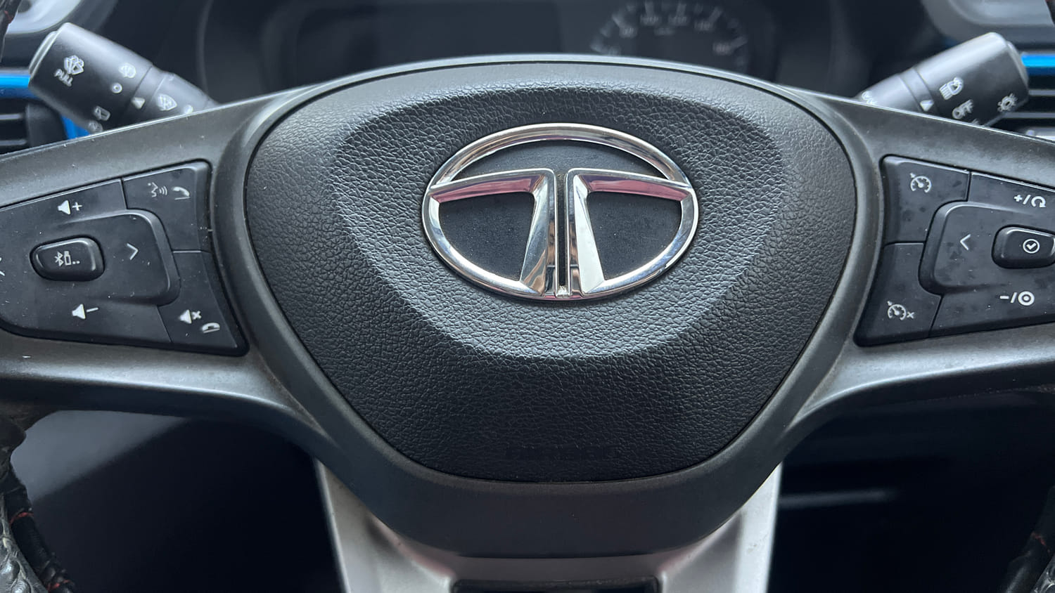 Used 2022 Tata Punch Creative MT Petrol Manual top_features Airbags