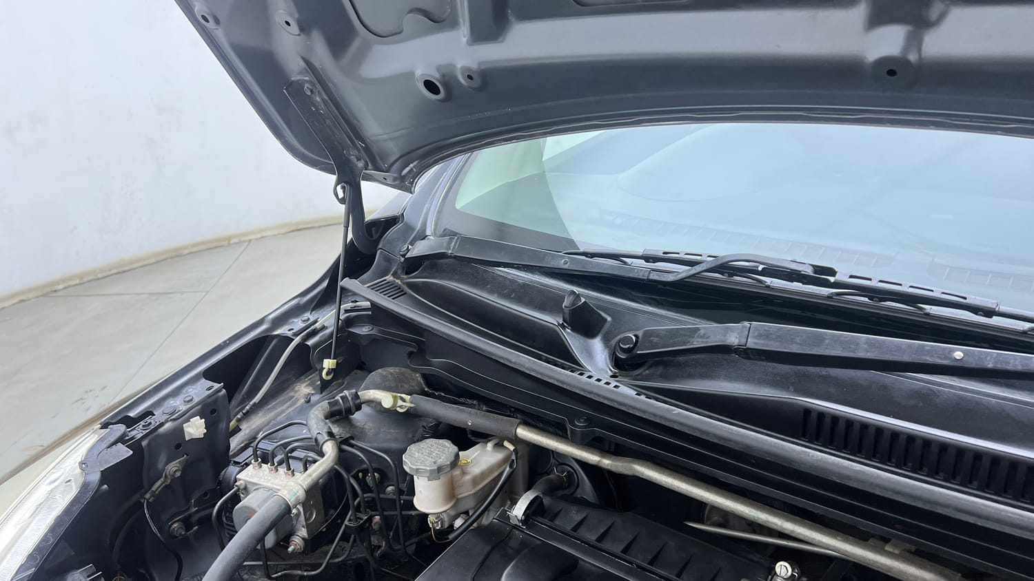 Used 2019 Maruti Suzuki Celerio X ZXi AMT Petrol Automatic engine ENGINE RIGHT SIDE HINGE & APRON VIEW