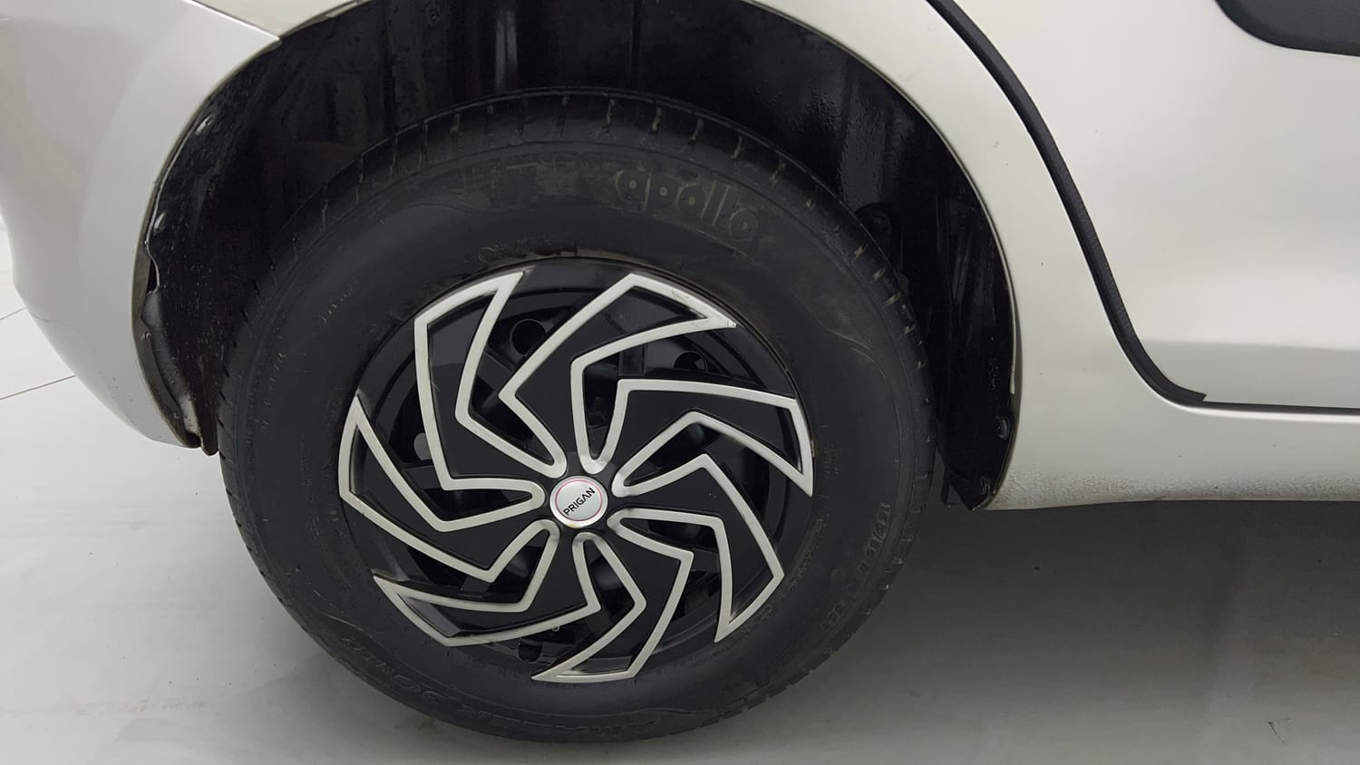 Used 2016 Maruti Suzuki Swift VXI (O) Petrol Manual tyres RIGHT REAR TYRE RIM VIEW