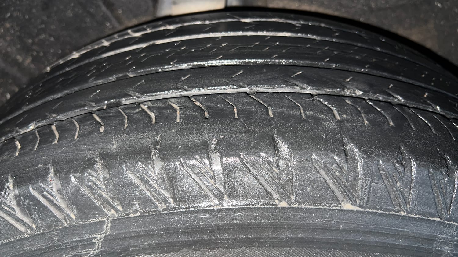 Used 2022 Mahindra XUV700 AX 7 Petrol AT Luxury Pack 7 STR Petrol Automatic tyres RIGHT REAR TYRE TREAD VIEW