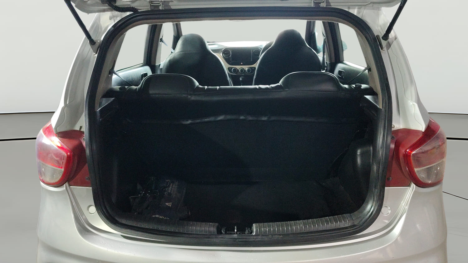 Used 2018 Hyundai Grand i10 Magna U2 1.2 CRDi Diesel Manual interior DICKY INSIDE VIEW