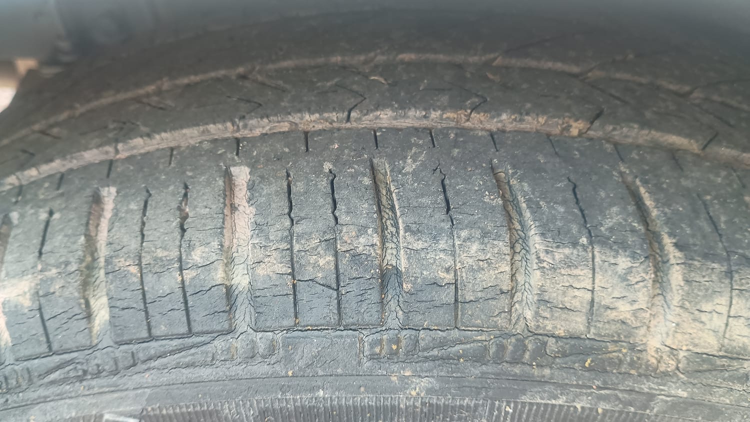 Used 2016 Hyundai Grand i10 Sportz 1.2 Kappa VTVT Petrol Manual tyres RIGHT REAR TYRE TREAD VIEW