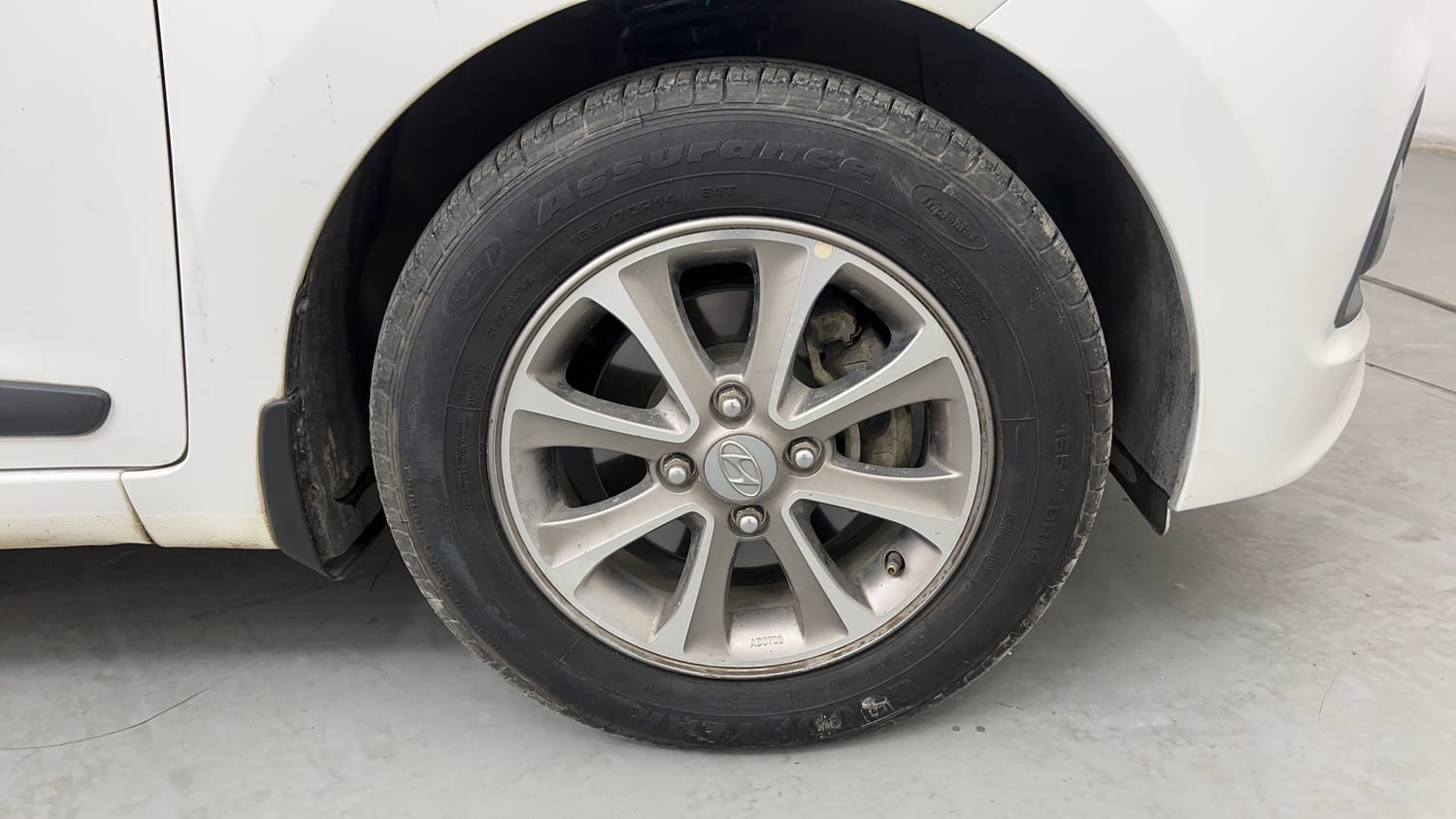 Used 2016 Hyundai Grand i10 Asta AT 1.2 Kappa VTVT (O) Petrol Automatic tyres RIGHT FRONT TYRE RIM VIEW