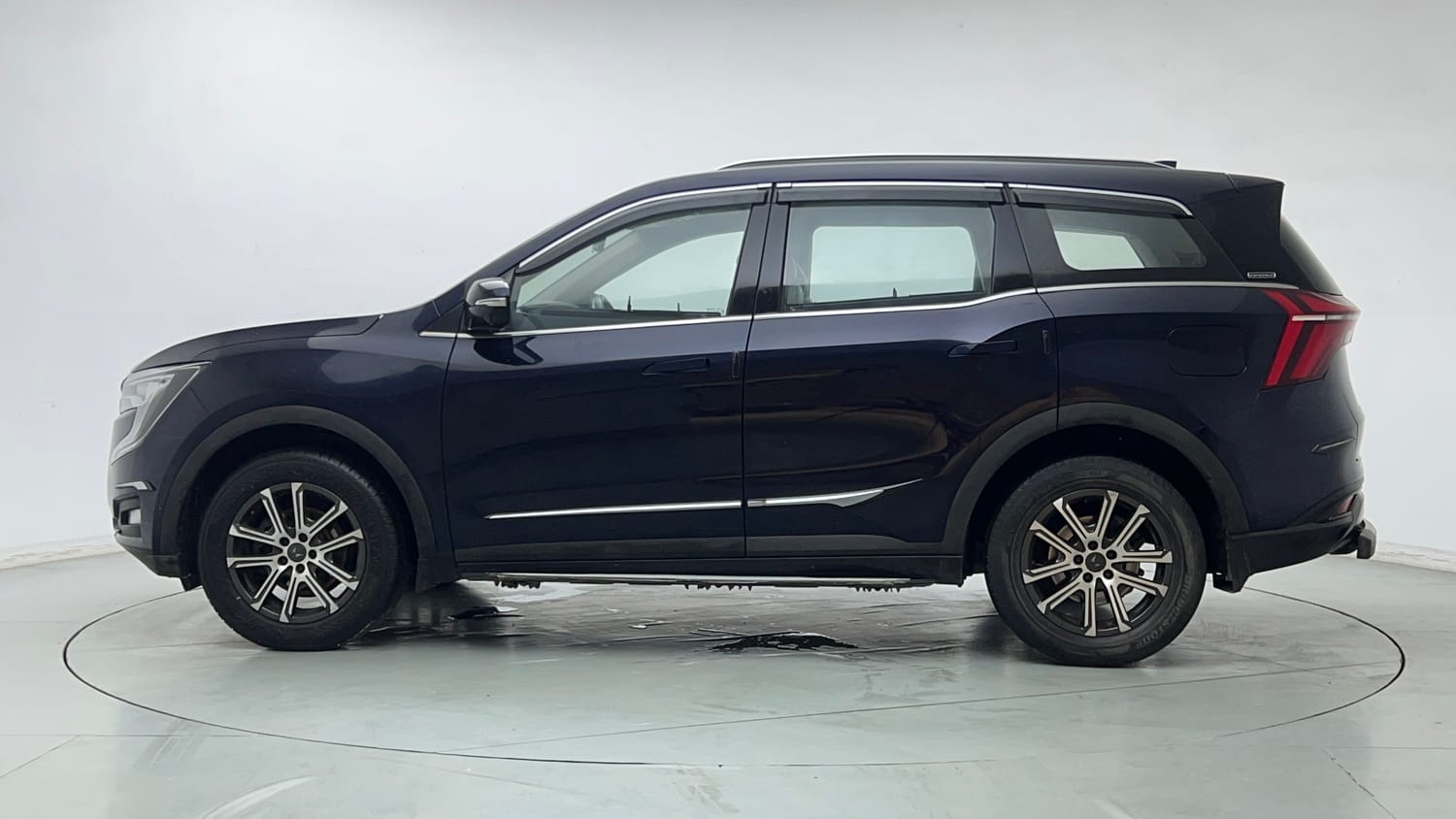 Used 2022 Mahindra XUV700 AX 7 Petrol AT Luxury Pack 7 STR Petrol Automatic exterior LEFT SIDE VIEW